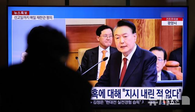 26일 오전 서울 용산구 서울역에서 시민이 어제 열린 '윤석열 대통령의 탄핵 심판 최종 변론' 관련 뉴스를 시청하고 있다. 2025.02.26. / 사진 = 뉴시스&nbsp;