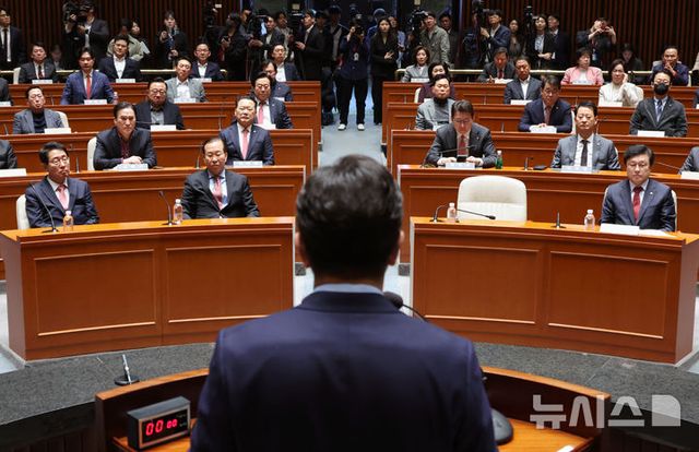 권영세(앞줄 왼쪽 두 번째) 국민의힘 비상대책위원장 등 당 소속 의원들이 윤석열 전 대통령이 파면된 4일 서울 여의도 국회에서 열린 의원총회에서 권성동 국민의힘 원내대표의 발언을 듣고 있다. 2025.04.04. / 사진 = 뉴시스