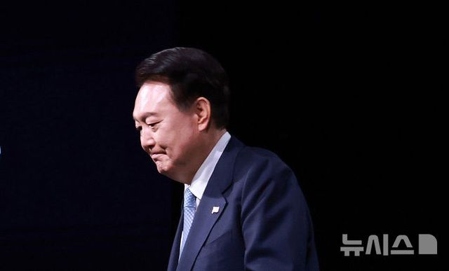 헌법재판소가 4일 윤석열 전 대통령을 파면했다. 탄핵 소추 111일, 변론 종결 38일 만이다. 사진은 지난해 3월 3차 민주주의 정상회의 장관급 회의 개회식에 참석한 윤 전 대통령 모습. / 사진 = 뉴시스