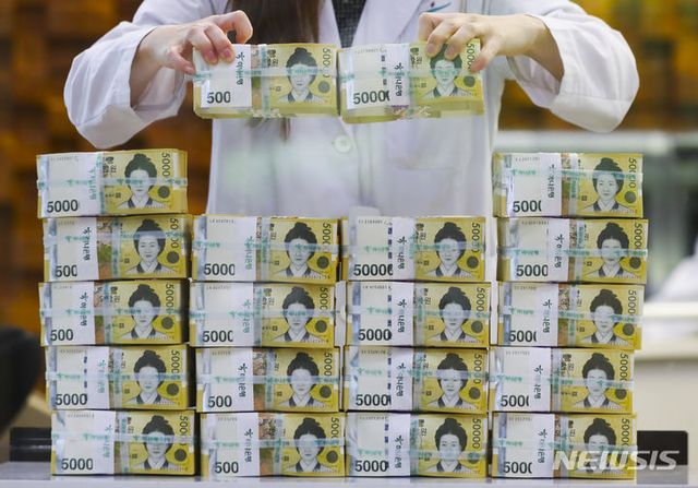 25일 서울 중구 하나은행 위변조대응센터에서 직원이 5만원권을 정리하고 있다. 한국은행은 지난 8월 전체 화폐발행잔액 176조8천억원 중 5만원권 지폐는 155조7천억원으로 전체 화폐발행잔액 중 88.1%를 차지했다고 밝혔다. 5만원권 비중이 88%를 돌파하기는 2009년 6월 발행 이후 처음이다. 2023.09.25. / 사진 = 뉴시스