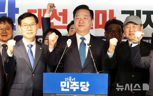 김두관 전 더불어민주당 의원이 7일 오전 서울 여의도 민주당사에서 제21대 대통령 선거 출마 공식 선언 기자회견을 마치고 지지자들과 기념촬영을 하고 있다. 2025.04.07. / 사진 = 뉴시스