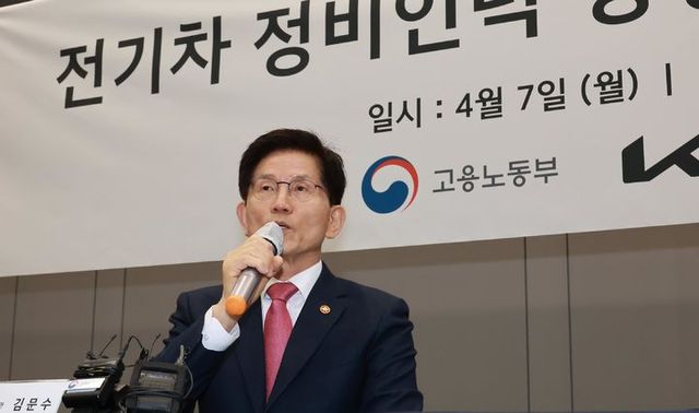 김문수 고용노동부 장관이 7일 오후 경기 용인시 기아 오산교육센터에서 열린 전기차 정비인력 양성을 위한 업무협약식에서 발언하고 있다. (사진=고용노동부 제공) 2025.04.07.&nbsp; *재판매 및 DB 금지 / 사진 = 뉴시스