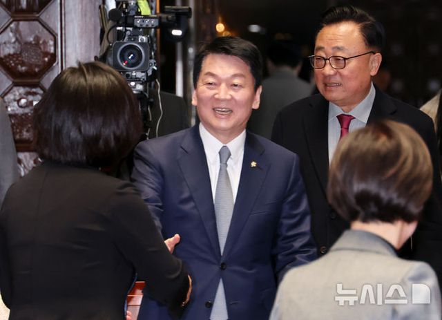 안철수(왼쪽부터) 국민의힘 의원과 고동진 의원이 지난 2일 오전 서울 여의도 국회에서 열린 의원총회에 참석하고 있다. 2025.04.02. / 사진 = 뉴시스