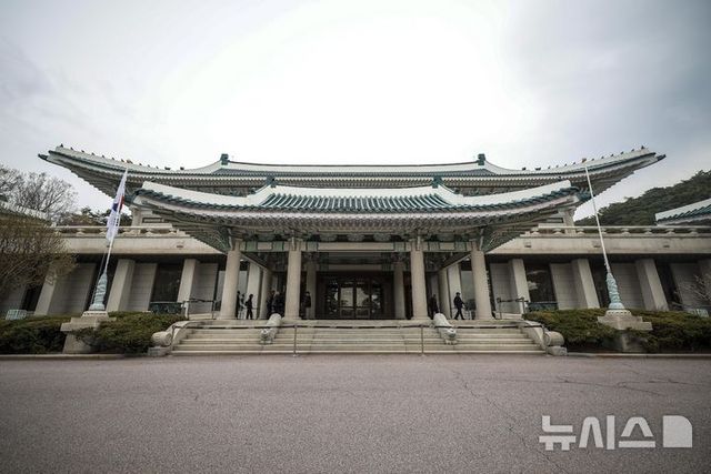 윤석열 전 대통령에 대한 헌법재판소의 탄핵 선고 후 청와대를 찾는 발길이 늘어나고 있다. 광화문 등 인근에서 이어지던 탄핵 시위가 멈춘 데다, 조기 대선 후 대통령 집무실의 청와대 복귀 가능성도 나오는데 따른 변화로 읽힌다. 사진은 9일 서울 종로구 청와대 본관. 2025.04.09. / 사진 = 뉴시스