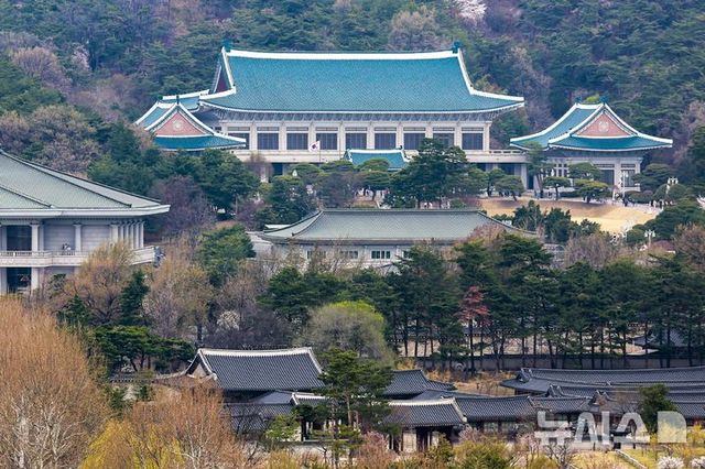 윤석열 전 대통령에 대한 헌법재판소의 탄핵 선고 후 청와대를 찾는 발길이 늘어나고 있다. 광화문 등 인근에서 이어지던 탄핵 시위가 멈춘 데다, 조기 대선 후 대통령 집무실의 청와대 복귀 가능성도 나오는데 따른 변화로 읽힌다. 사진은 9일 서울 종로구 청와대. 2025.04.09. / 사진=&nbsp; 뉴시스