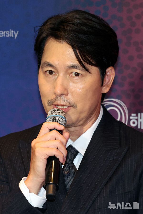 수염 기르고 수척…정우성, 혼외자 논란 1년만 수염 기르고 수척…정우성, 혼외자 논란 1년만