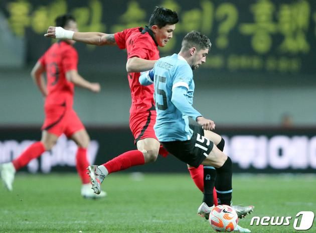 김민재가 28일 오후 마포구 상암동 서울월드컵경기장에서 열린 축구 국가대표 평가전 대한민국과 우루과이의 경기에서 페데리코 발베르데를 막아서고 있다. 2023.3.28/뉴스1 ⓒ News1 박정호 기자
