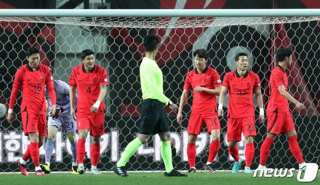 대한민국 축구 국가대표팀 선수들이 28일 오후 서울 마포구 서울월드컵경기장에서 열린 축구 국가대표 평가전 대한민국과 우루과이의 경기에서 선제골을 내준 뒤 아쉬워하고 있다. 2023.3.28/뉴스1 ⓒ News1 민경석 기자
