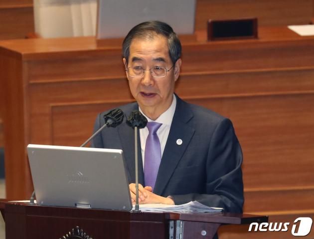 한덕수 국무총리가 5일 서울 여의도 국회 본회의장에서 열린 제405회국회(임시회) 제3차 본회의 교육·사회·문화 분야 대정부질문에서 전해철 더불어민주당 의원의 질의에 답변하고 있다. 2023.4.5/뉴스1 ⓒ News1 송원영 기자