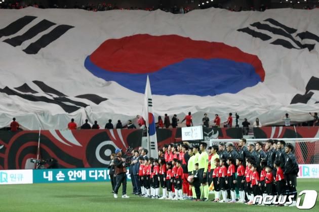 대한민국 축구 국가대표팀 손흥민이 28일 오후 서울 마포구 서울월드컵경기장에서 열린 축구 국가대표 평가전 대한민국과 우루과이의 경기 시작에 앞서 애국가를 제창하고 있다. 2023.3.28/뉴스1 ⓒ News1 민경석 기자
