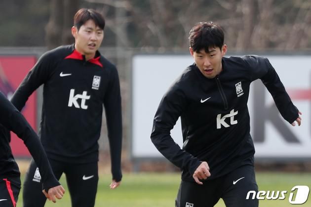 대한민국 축구 국가대표팀 손흥민(오른쪽)과 이강인이 27일 오후 경기도 파주 축구국가대표트레이닝센터(NFC)에서 우루과이전을 앞두고 훈련을하고 있다. 2023.3.27/뉴스1 ⓒ News1 민경석 기자