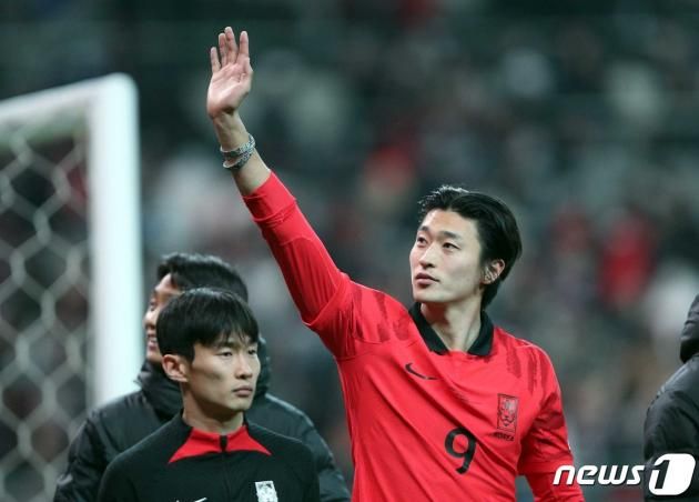 조규성이 28일 오후 마포구 상암동 서울월드컵경기장에서 열린 축구 국가대표 평가전 대한민국과 우루과이의 경기를 마친 뒤 축구 팬들에게 인사하고 있다. 2023.3.28/뉴스1 ⓒ News1 박정호 기자