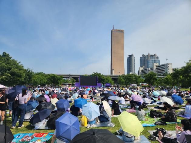 17일 서울 여의도 한강공원 일대에서는 방탄소년단의 데뷔 10주년을 기념하는 'BTS 10주년 페스타 @여의도'(BTS 10th Anniversary FESTA @여의도/이하 'BTS 페스타')가 열린 가운데 팬들이 현장에 설치된 대형 스크린을 감상하고 있다. ⓒ 뉴스1 안태현 기자