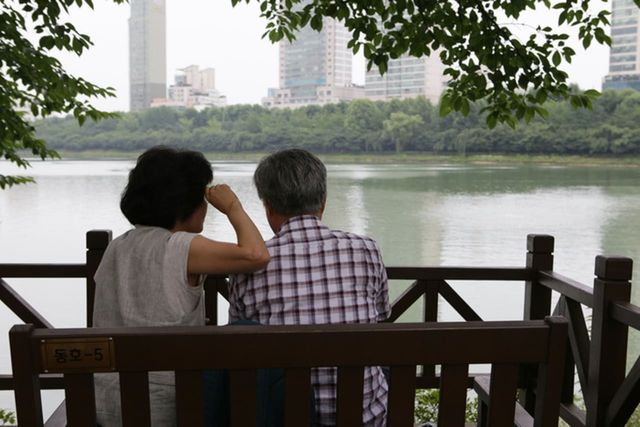 ⓒ게티이미지뱅크(중년 부부)