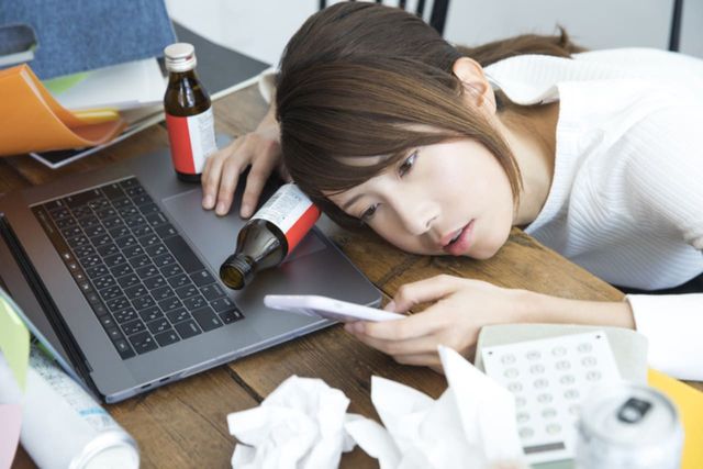 ⓒ게티이미지뱅크(숙취로 힘들어하는 여성)