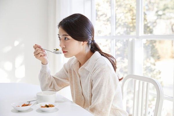 ⓒ게티이미지뱅크(죽을 먹는 여성)