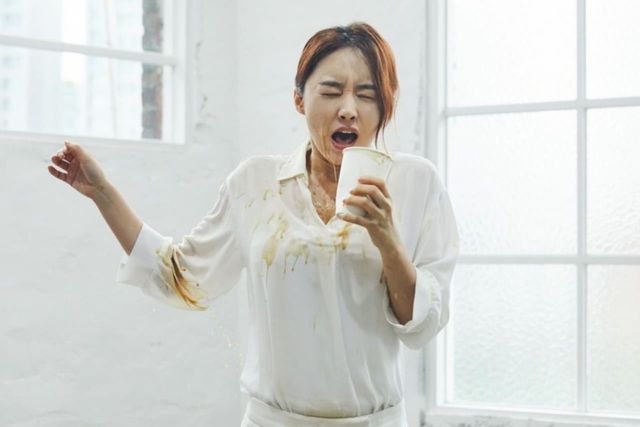 ⓒ게티이미지뱅크(옷에 묻은 커피 얼룩)