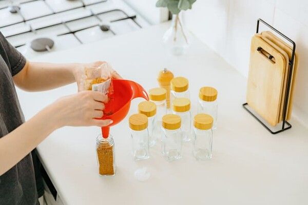 ⓒ게티이미지뱅크(양념통 닦기)