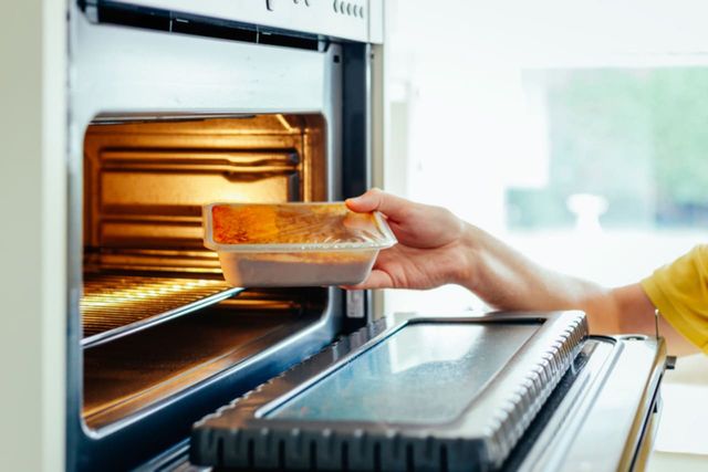 ⓒ게티이미지뱅크(배달음식을 전자레인지에 데우는 모습)