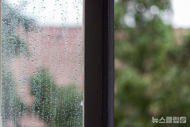 ⓒ게티이미지뱅크(비 오는 날 환기)