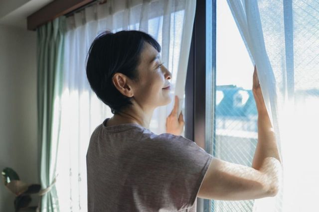 ⓒ게티이미지뱅크(집안을 환기하는 여성)