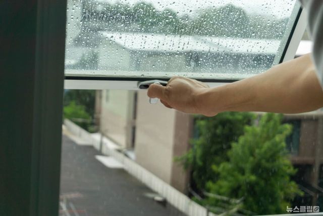 ⓒ게티이미지뱅크(비 오는 날 환기)