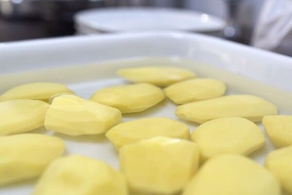 ⓒ게티이미지뱅크(물에 넣은 감자)