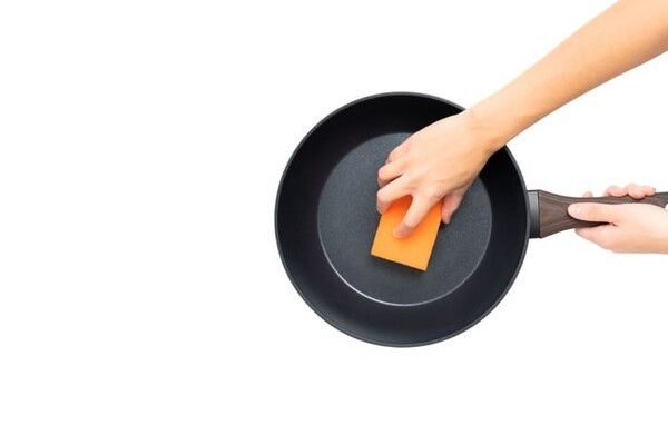 ⓒ게티이미지뱅크(프라이팬 세척)