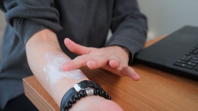 ⓒ게티이미지뱅크(선크림 바르는 사람)