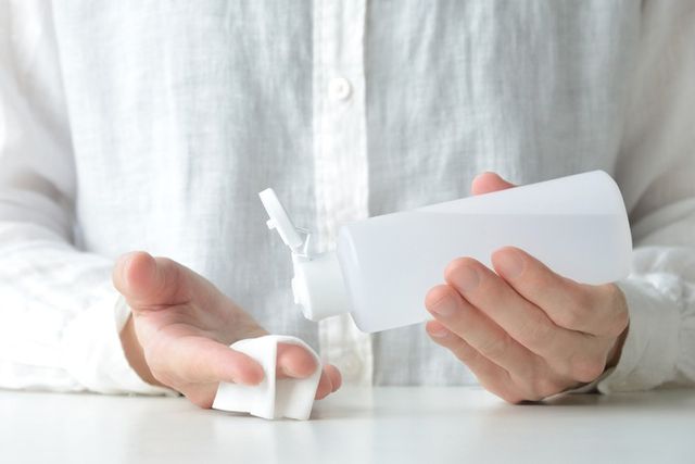 ⓒ게티이미지뱅크(클렌징 쓰는 사람)