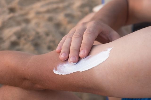 ⓒ게티이미지뱅크(선크림 바르는 사람)