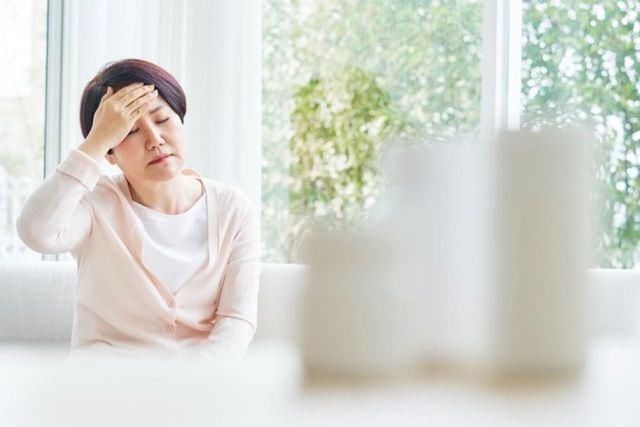 ⓒ게티이미지뱅크(더워하는 여성)