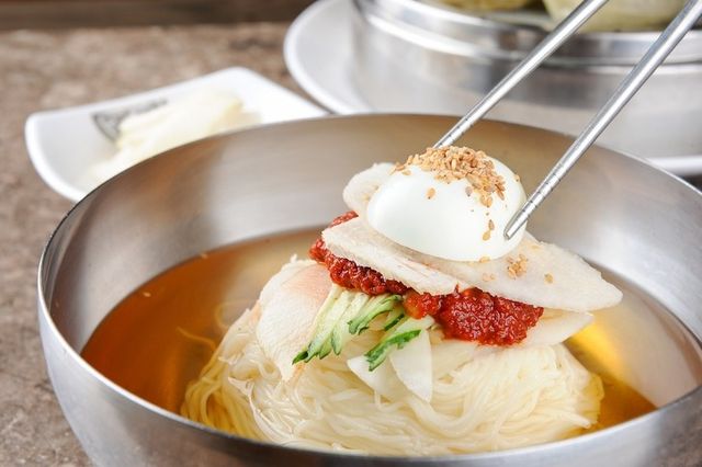 ⓒ게티이미지뱅크(냉면 위에 계란)