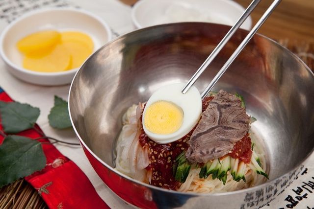 ⓒ게티이미지뱅크(냉면 위에 계란)