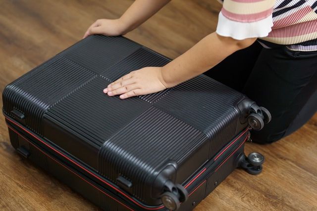 ⓒ게티이미지뱅크(캐리어 정리하는 사람)