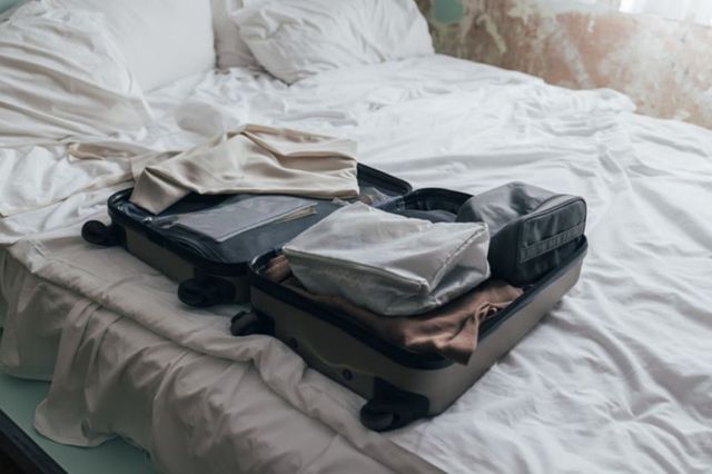 ⓒ게티이미지뱅크(침대위 캐리어)
