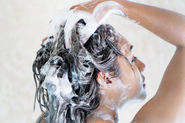 ⓒ게티이미지뱅크(샴푸칠하는 여성)
