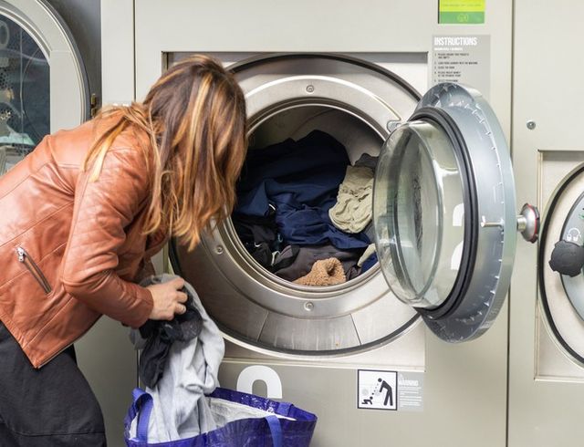 ⓒ게티이미지뱅크(세탁기 쓰는 사람)