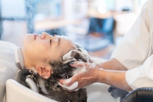 ⓒ게티이미지뱅크(샴푸칠하는 여성)