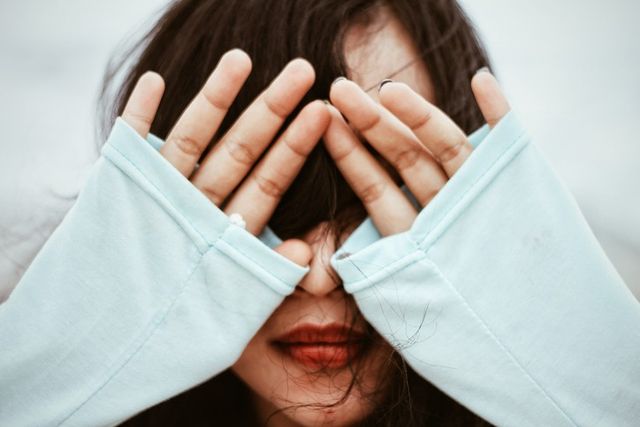 ⓒ게티이미지뱅크(얼굴 가리고 있는 사람)