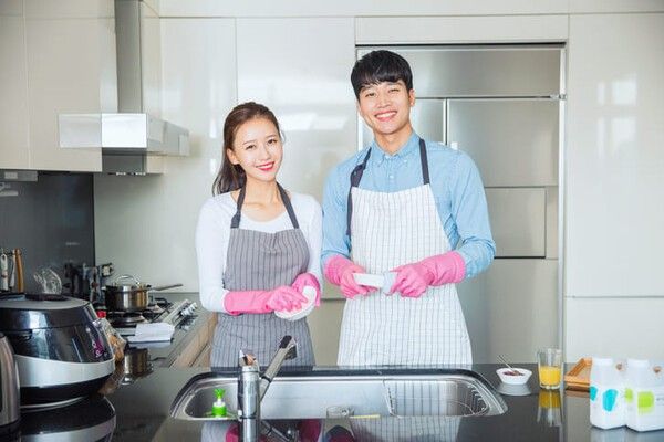 ⓒ게티이미지뱅크(부부 설거지)