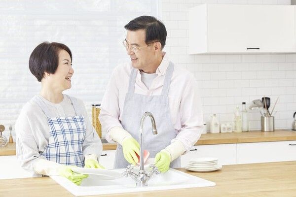 ⓒ게티이미지뱅크(부부 설거지)