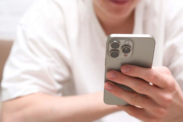 ⓒ게티이미지뱅크(휴대폰 보는 사람)