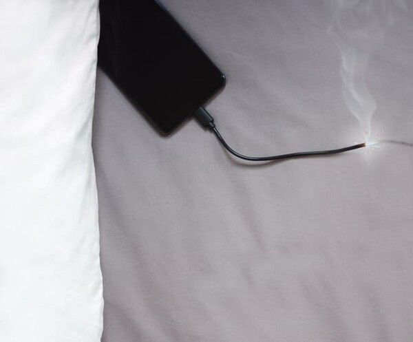 ⓒ게티이미지뱅크(휴대폰 충전)