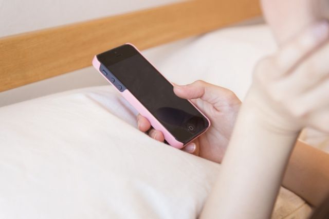 ⓒ게티이미지뱅크(스마트폰 침대)