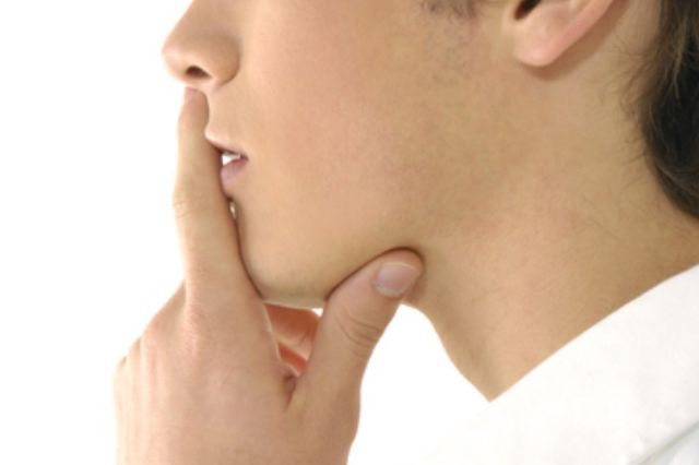 ⓒ게티이미지뱅크(턱 만지는 사람)