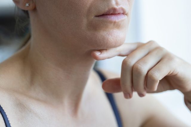 ⓒ게티이미지뱅크(턱 만지는 사람)