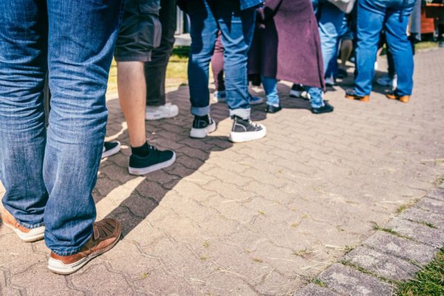 ⓒ게티이미지뱅크(줄 서는 사람들)