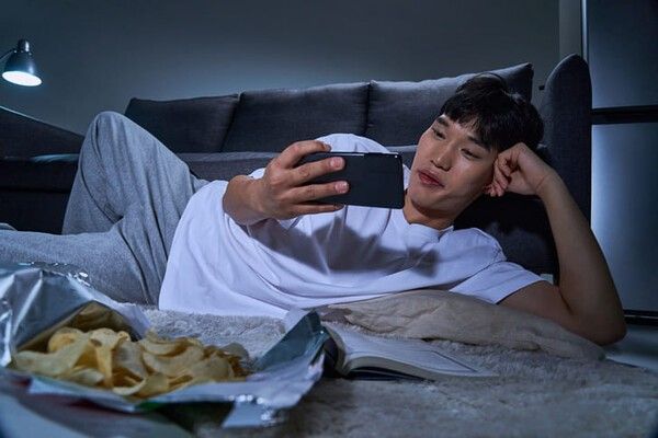 ⓒ게티이미지뱅크(휴대폰 보는)