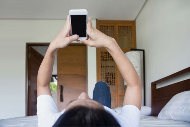 ⓒ게티이미지뱅크(휴대폰 보는 사람)